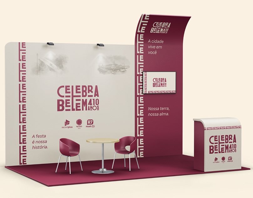 Estande do Celebra Belém, em vinho e branco, com a marca e a frase Nossa terra, nossa alma